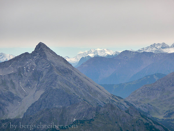 Thaneller, weiter Blick zum Hochfirst in den Ötztaler Alpen. Am linken Bildrand der Loreakopf.