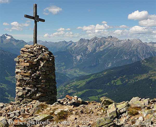 Aifner Spitze Gipfelkreuz Blick zu den Lechtaler Alpen