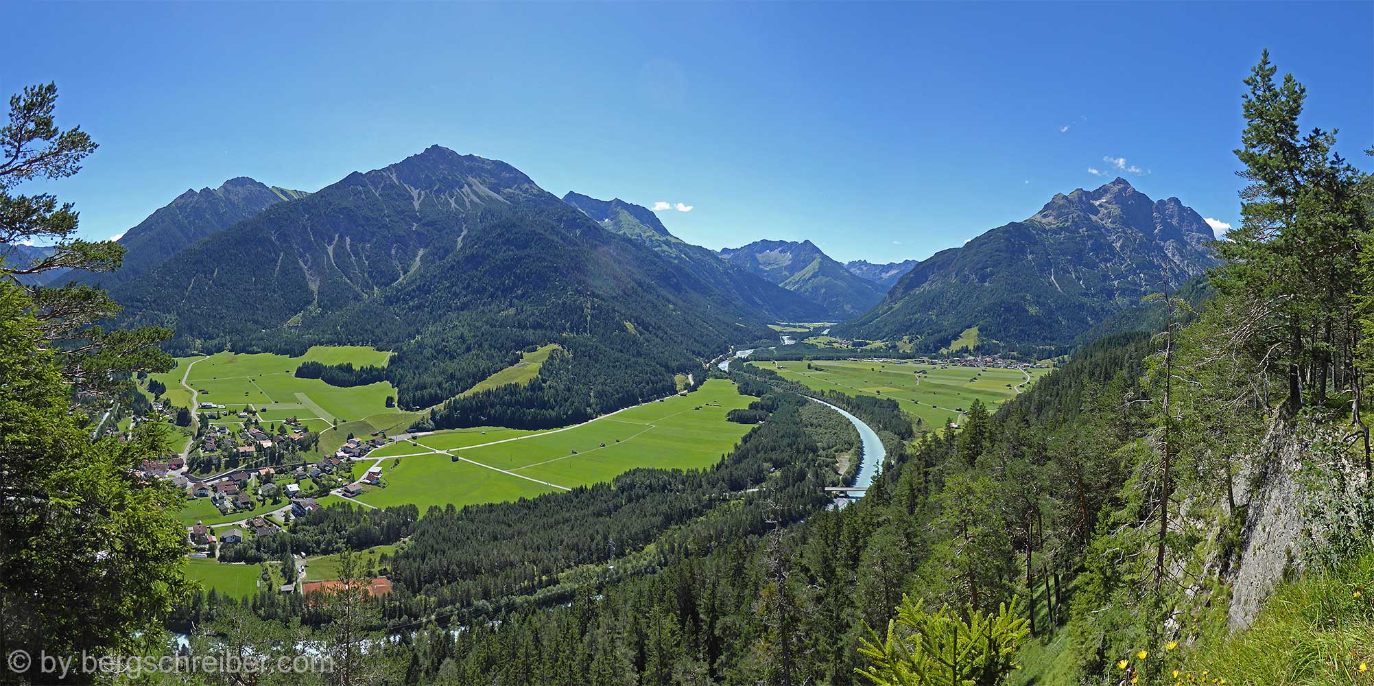 Panorama vom Baichlstein von Stanzach über Vorderhornbach bis nach Elmen