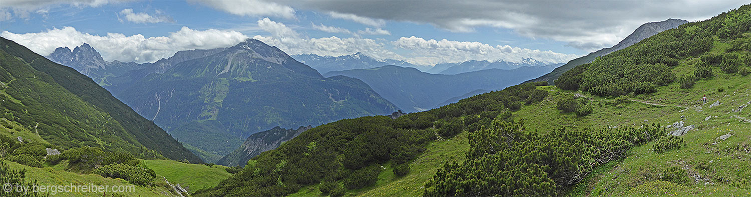 Bichlbächler Jöchle Panorama Süden: Grünstein, Wannig, Simmering und Tschirgant, am Horizont Stubaier und Ötztaler Alpen