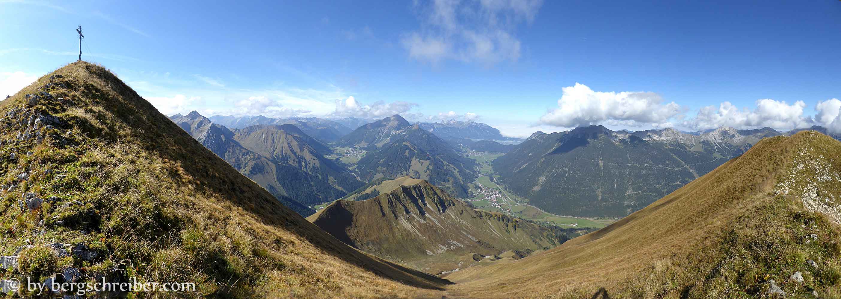 Bleispitze Gipfelpanorama: v.l. Roter Stein, Kamp, Hönig, Thaneller, Tannheimer Berge, Kohlbergspitze, Plattberg, Daniel