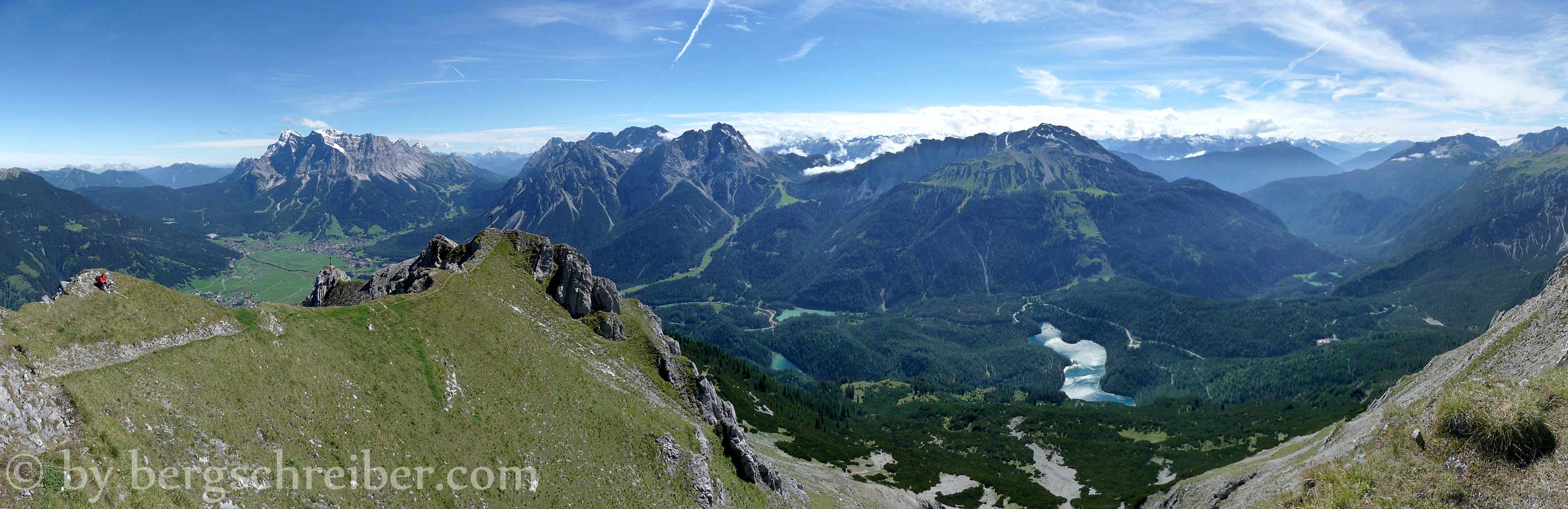 Gipfelpanorama vom Grubigstein mit Blick zum Wettersteinmassiv und den Mieminger Bergen: Die Rundtour Nassereither Alm quert vom Marienbergjoch (Bildmitte) die Almböden des Wannig (rechts).