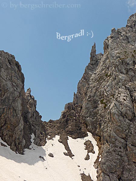 Bergradl auf einem Felsköpfl oberhalb der Grünsteinscharte