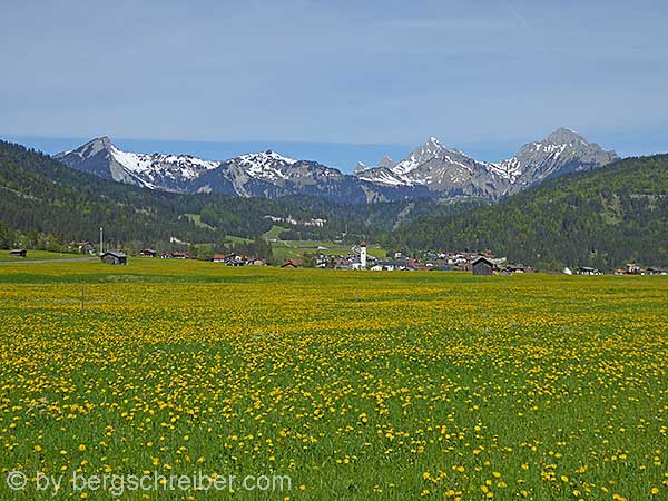 Heiterwang im Tiroler Außerfern, im Hintergrund die Tannheimer Berge