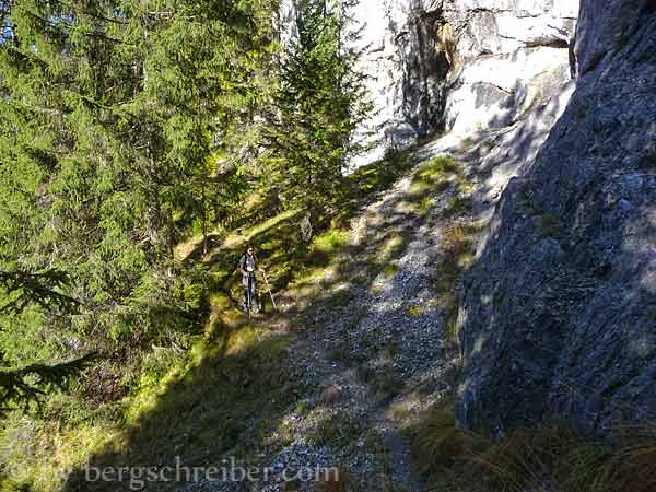 Alter Jägersteig, ein wunderbarer Bergpfad durch Bergwald und tief eingeschnittene Tobel erwartet uns