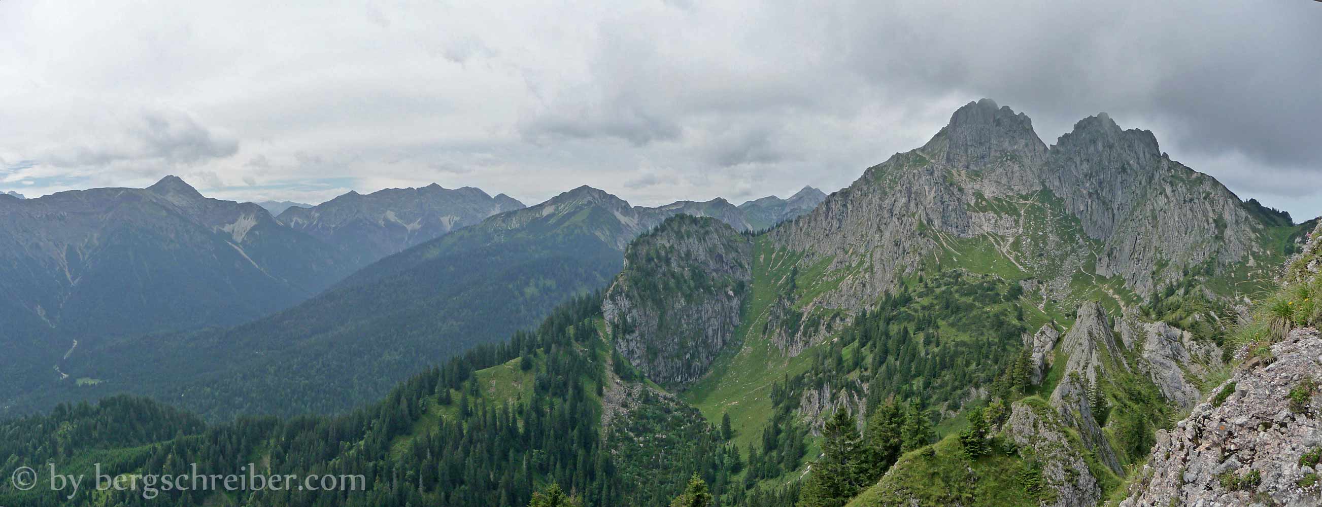 Brunnenkopf Gipfel, v. r. Blick zu Klammspitzen, Hochplatte, Scheinbergspitze, Geierköpfe, Kreuzspitze