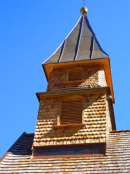 Geschindelter Kirchturm in Klein-Meran