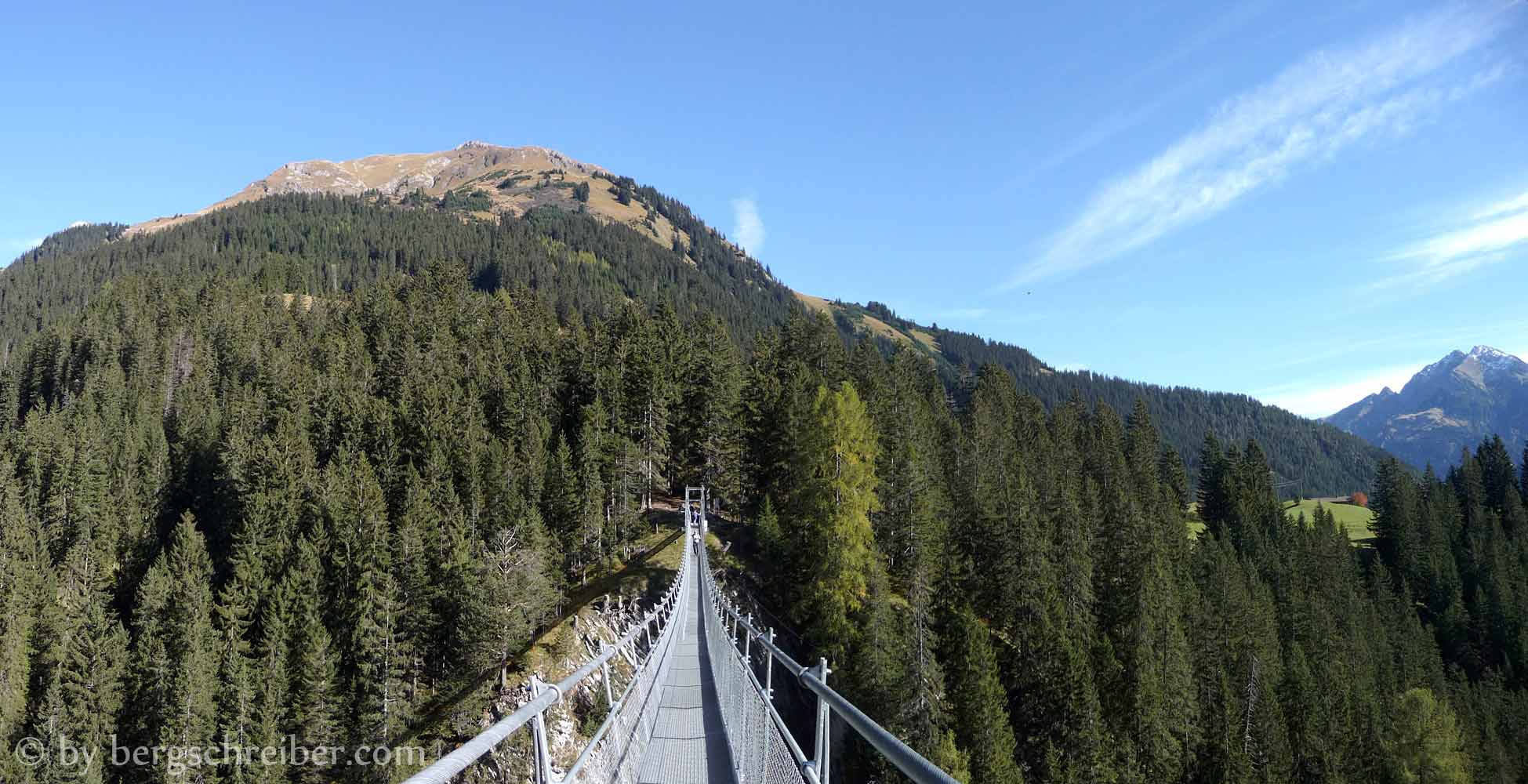 Auf der Hängebrücke, Blick zur Jöchelspitze