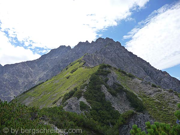 Die Mittagspitze überragt den Gipfel des Steinmandls um mehr als 300 Höhenmeter.