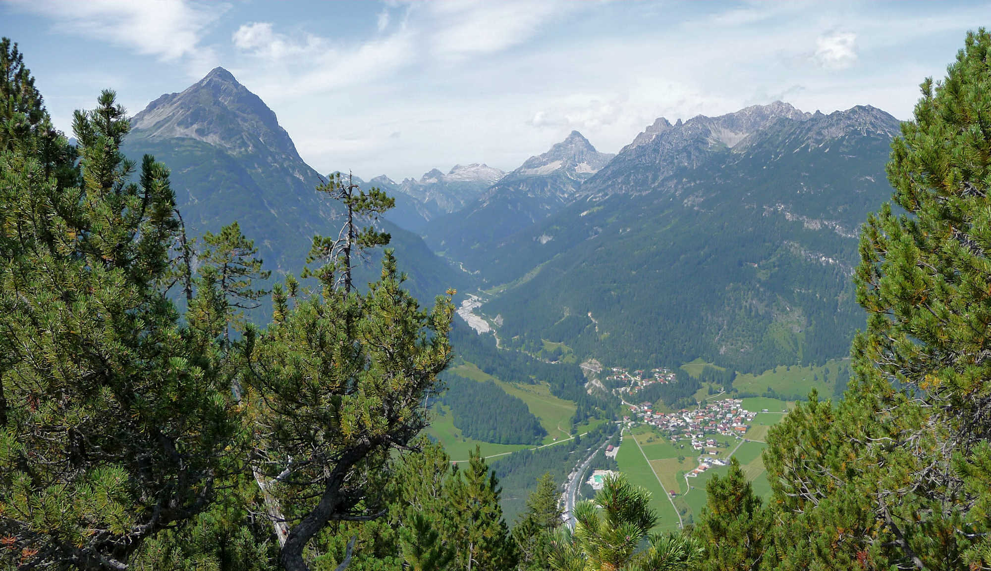 Panorama: Lechtal, Vorderhornbach und die Allgäuer Alpen mit dem Gipfel des Hochvogels