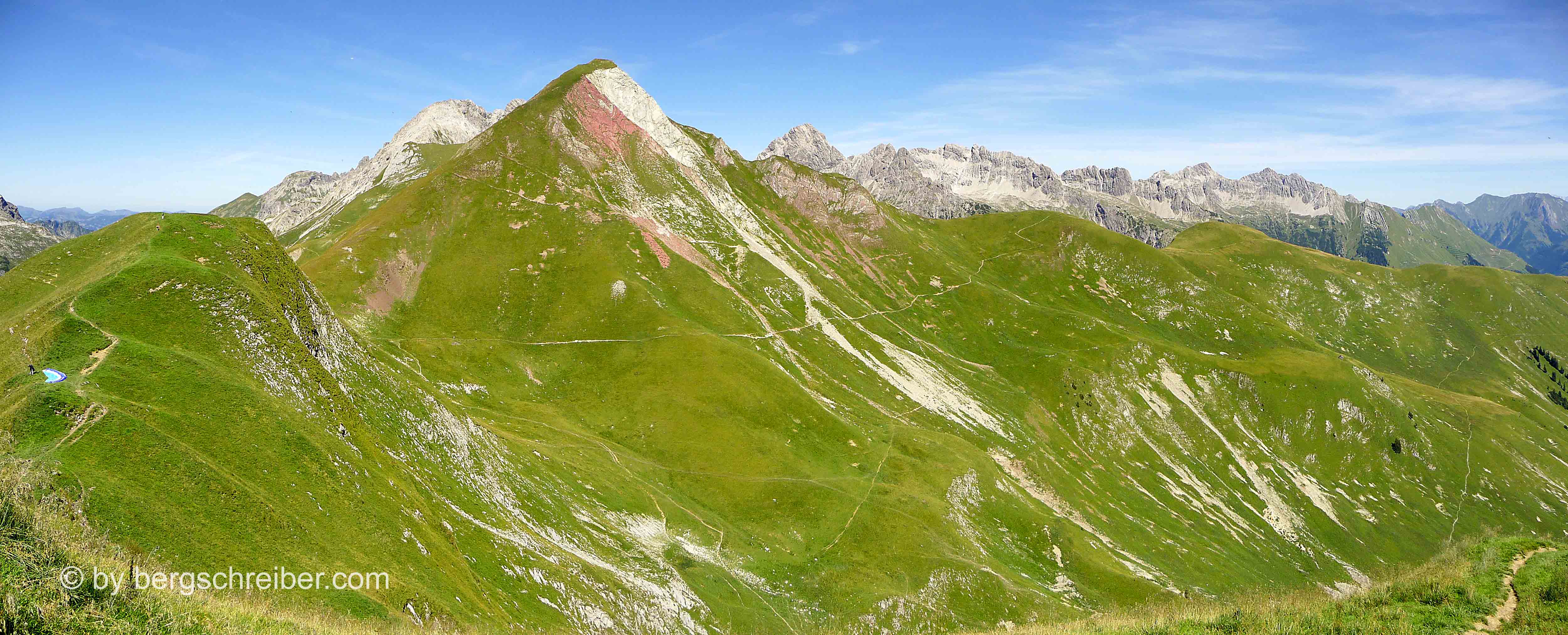 Die Hornbachkette mit dem markant roten Gipfel der Rothornspitze