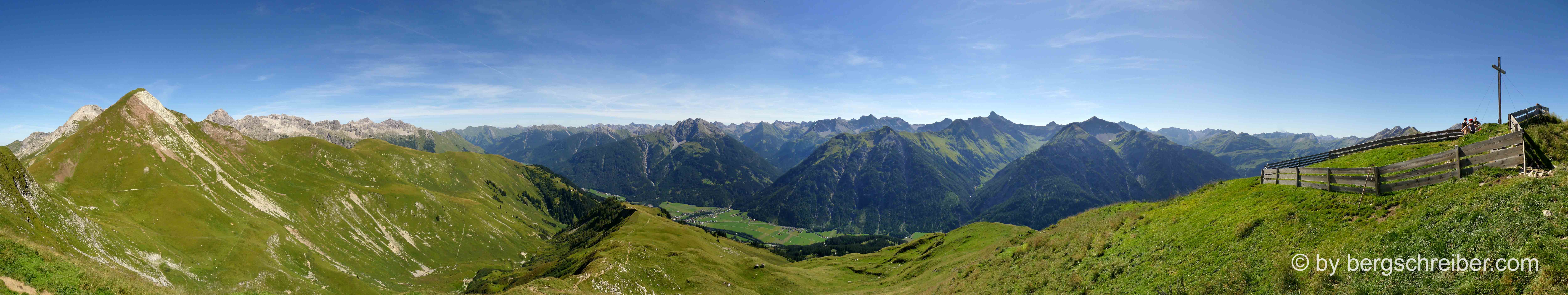 Panorama von Ost nach West von der Jöchlspitze: Hornbachkette in den Allgäuer Alpen und die Lechtaler Alpen