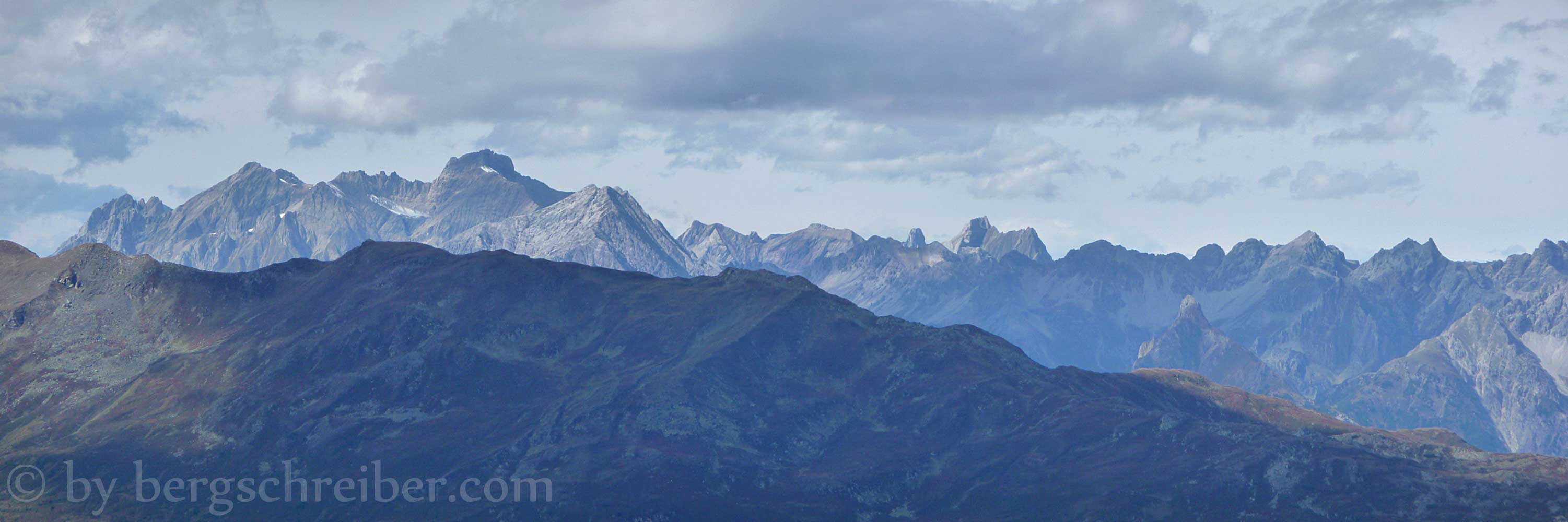 Lechtaler Alpen vom Hochzeiger, markant die Parseierspitze (links) und Freispitze (rechts)