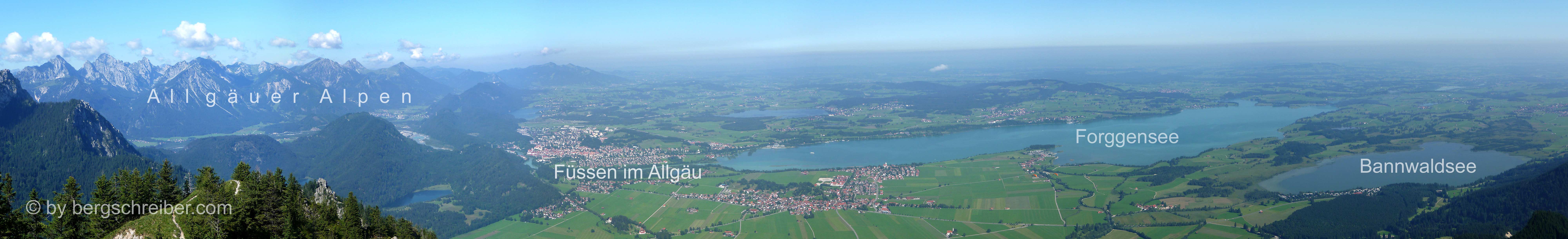 Panorama vom Tegelberg: Die Gipfelziele der Allgäuer Alpen, die Stadt Füssem im Allgäu und die vielen großen und kleinen Seen des Alpenvorlandes.