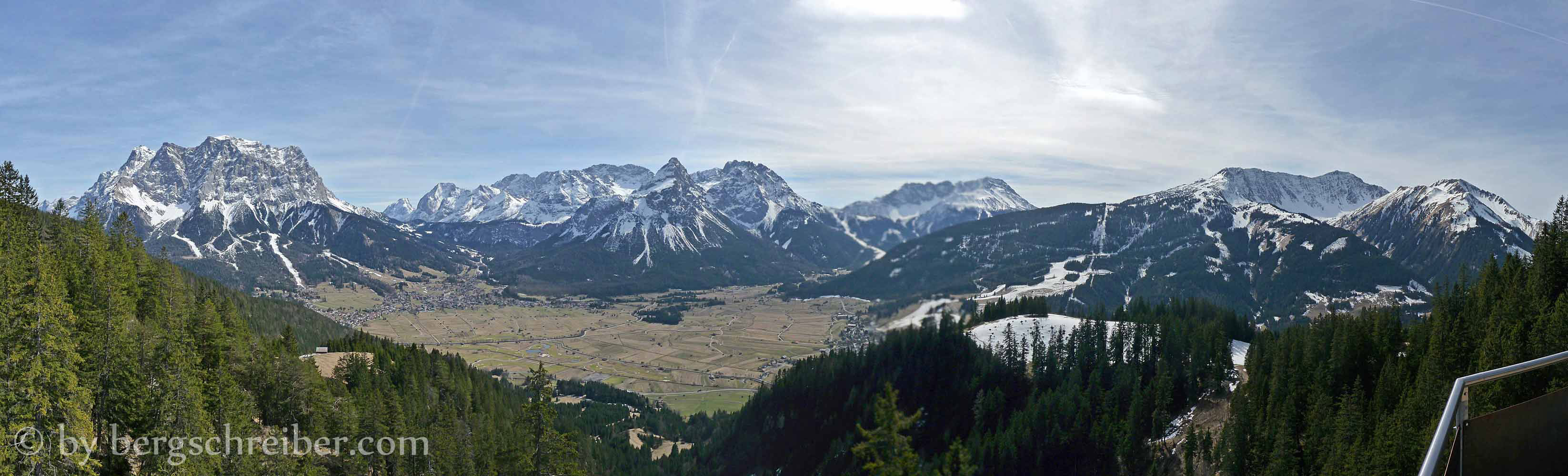 Panorama Aussichtsplattform Tuftlalm v.l.: Zugspitze (Wetterstein), Sonnenspitze (Mieminger Berge), Grubigstein und Bleispitze (Lechtaler Alpen)