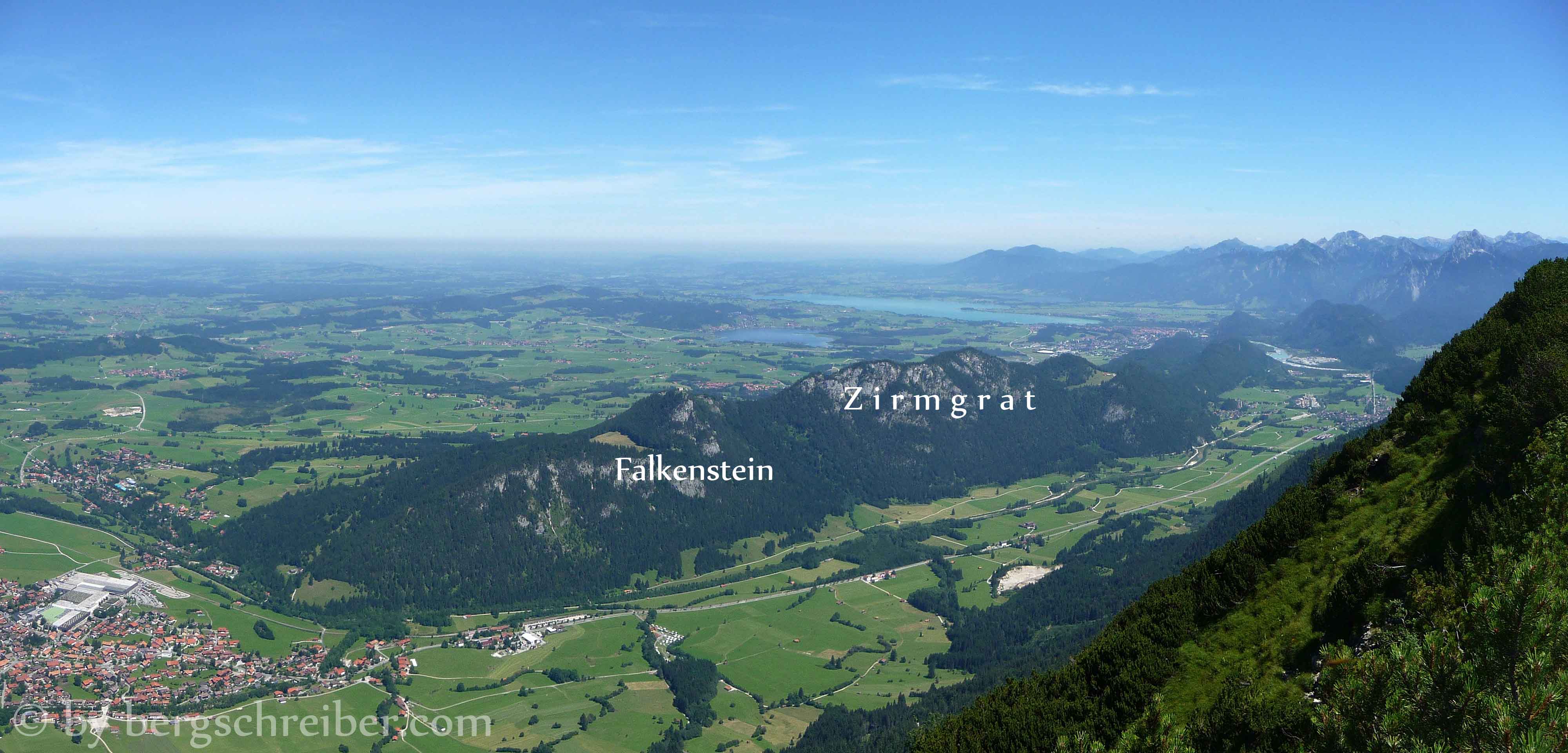 Zirmgrat, gesehen vom Breitenberg, im Tal liegt die Ortschaft Pfronten, hinter dem Zirmgrat erstreckt sich das Seenland bei Füssen im Allgäu. Den Horizont begrenzen die Ammergauer Alpen