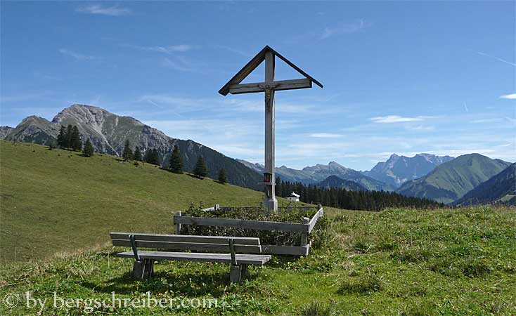 Flurkreuz auf dem Almgelände der Raaz-Alpe