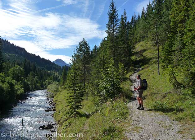 Rotlech, schöner Wildbach - der perfekte Auftakt für die Genuss-Wanderung zur Raaz-Alpe