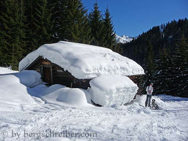 Schneehaube auf Blockhaus