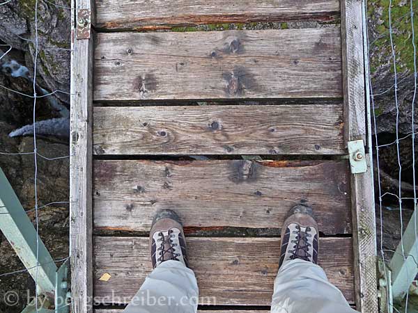 Stangensteig Tiefblick von der Eisernen Brücke in die Höllentalklamm