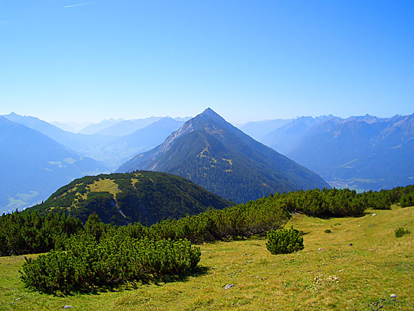 Panorama vom Inselberg Tschirgant, Blick ins Inntal vom Gipfel des Simmering