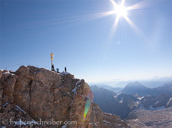 Zugspitze das vergoldete Gipfelkreuz steht auf dem höchsten Berg Deutschlands