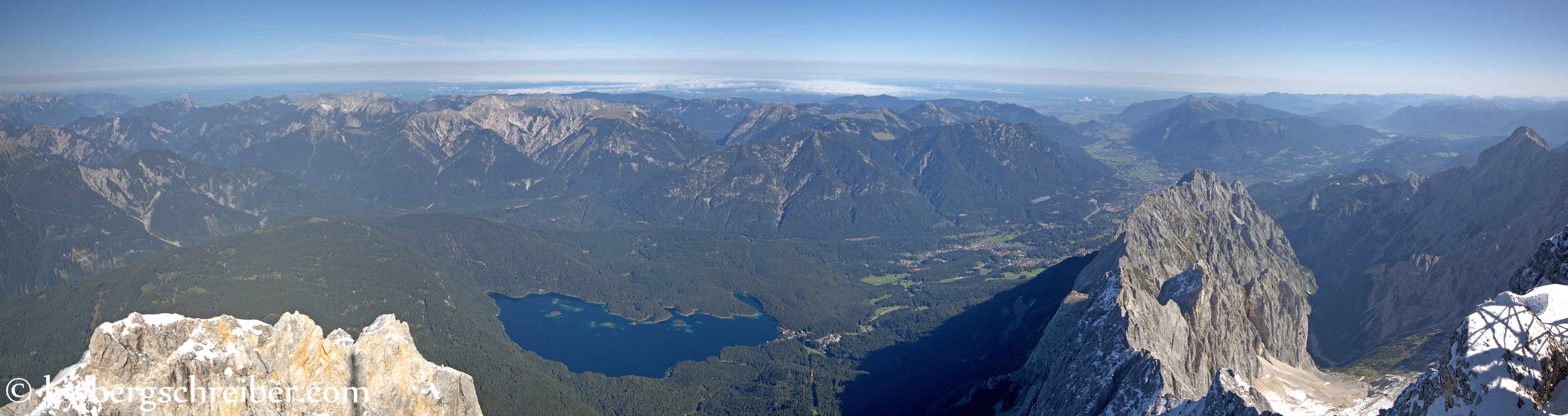 Eibsee, Grainau und Garmisch-Partenkirchen von der Zugspitze - rechts das Hölltal