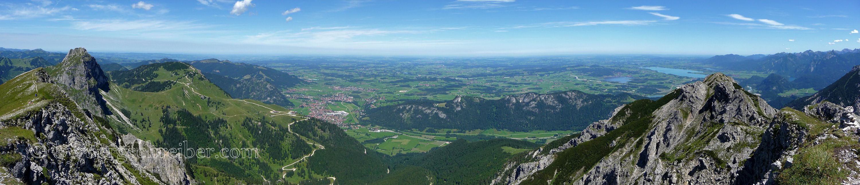 Panorama des Alpenvorlands vom Brentenjoch - Blick über Breitenberg, Pfronten, Zirmgrat bis zum Forggensee und den Ammergauer Alpen.