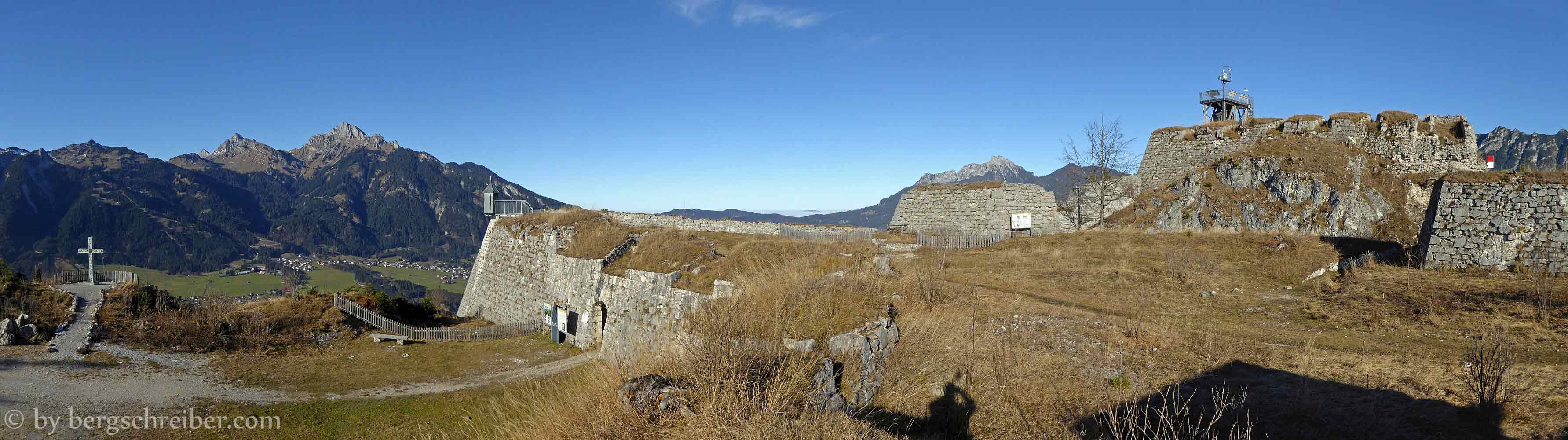 Schaufestung Schlosskopf, Blick über die Festungsmauern zu den Tannheimer Bergen