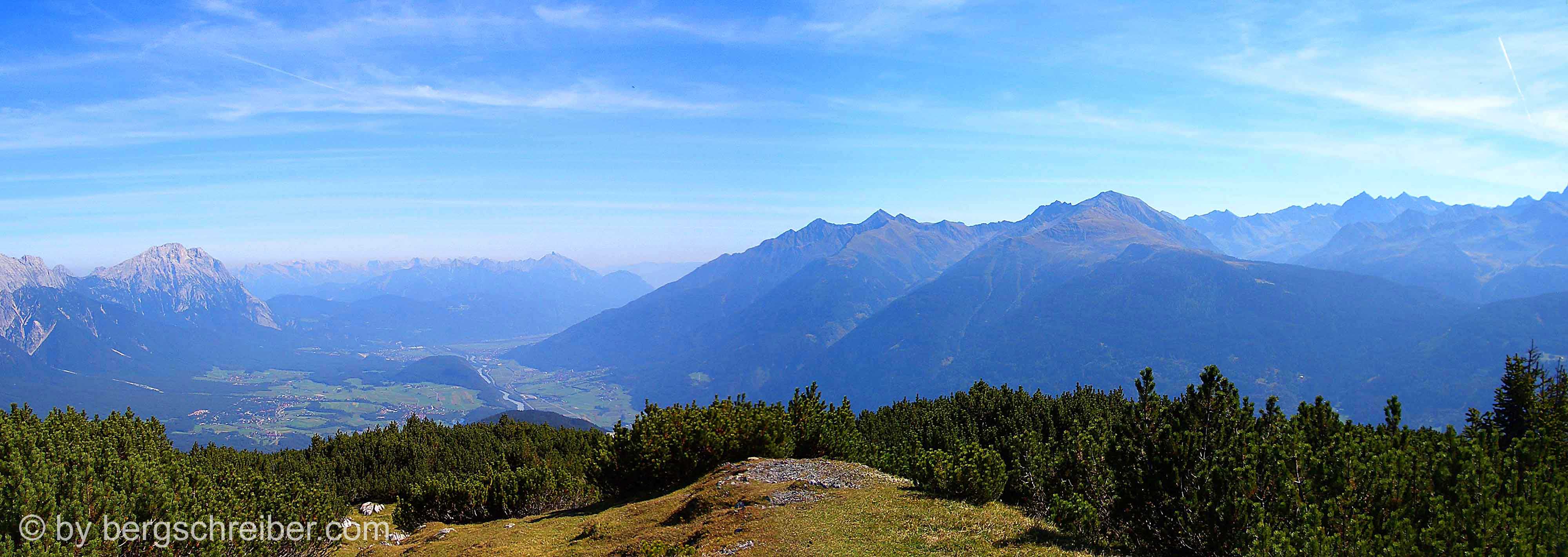 Blick vom Simmering ins Inntal, links die Mieminger Kette, am Horizont das Karwendel, rechts die Stubaier Alpen. 